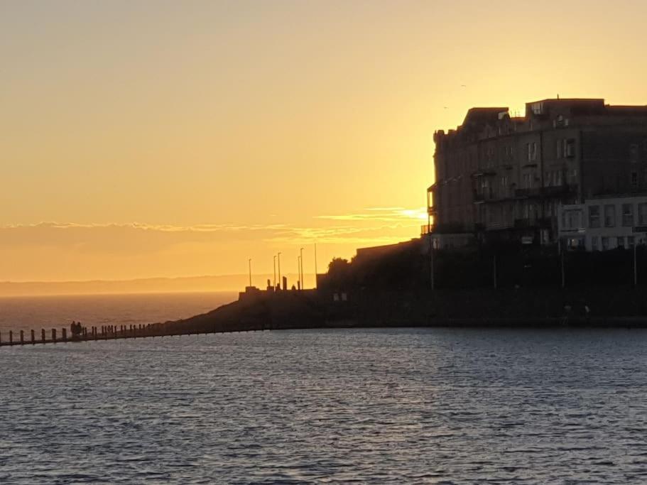 Modern Apartment With Stunning Sea View Weston-super-Mare Bagian luar foto