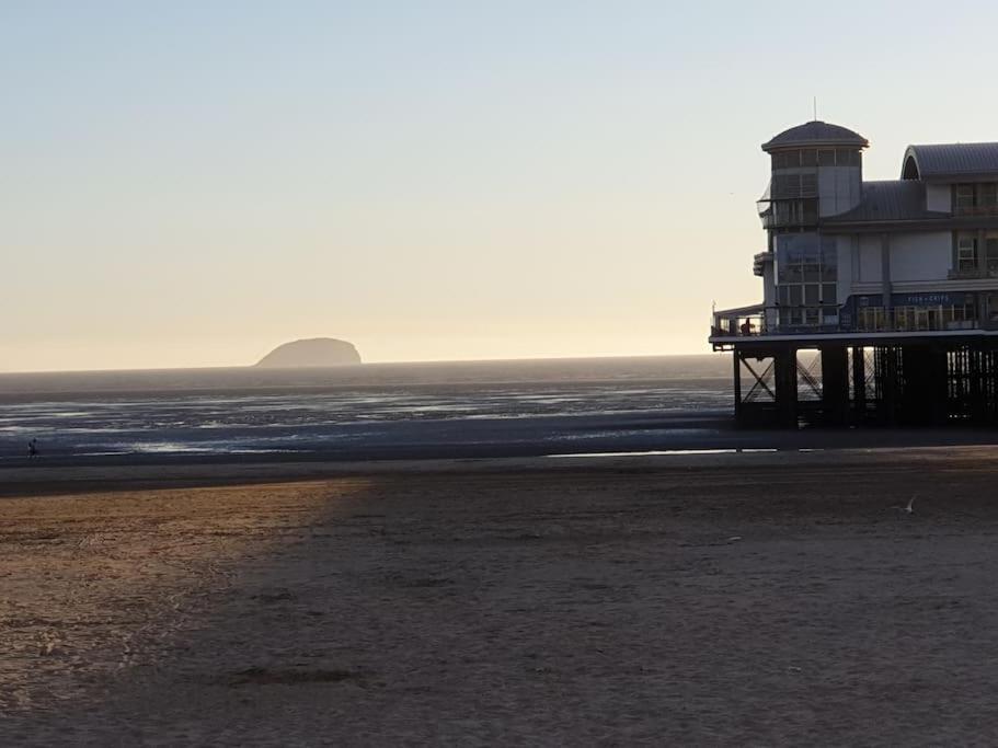 Modern Apartment With Stunning Sea View Weston-super-Mare Bagian luar foto