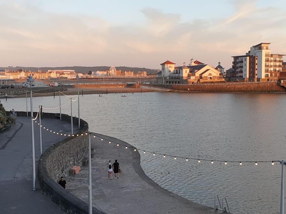 Modern Apartment With Stunning Sea View Weston-super-Mare Bagian luar foto