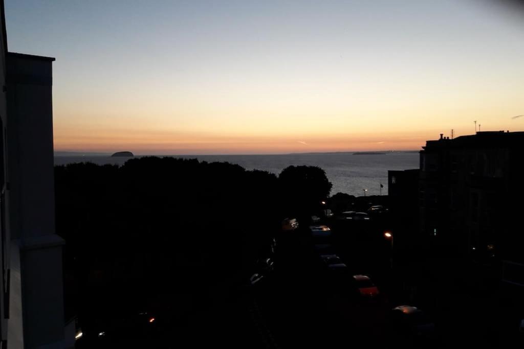 Modern Apartment With Stunning Sea View Weston-super-Mare Bagian luar foto
