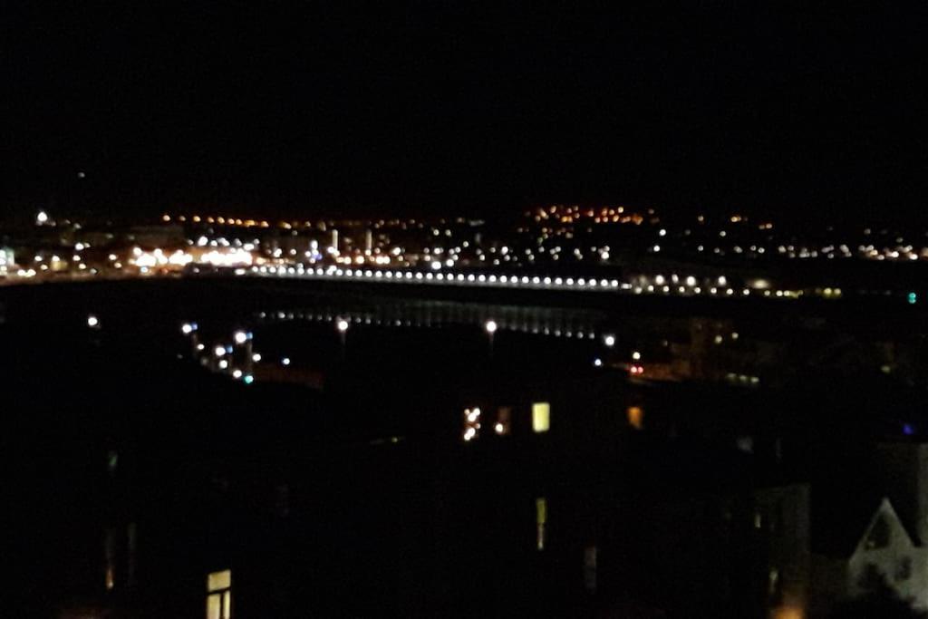 Modern Apartment With Stunning Sea View Weston-super-Mare Bagian luar foto