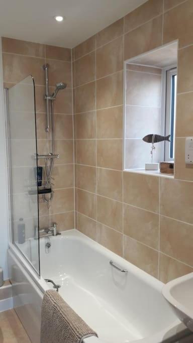 Modern Apartment With Stunning Sea View Weston-super-Mare Bagian luar foto